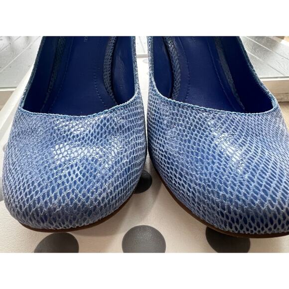 BCBG Generation Blue Leather Pumps Sz 8 /38 Kitten heel Almond shape Carrier - Picture 9 of 10